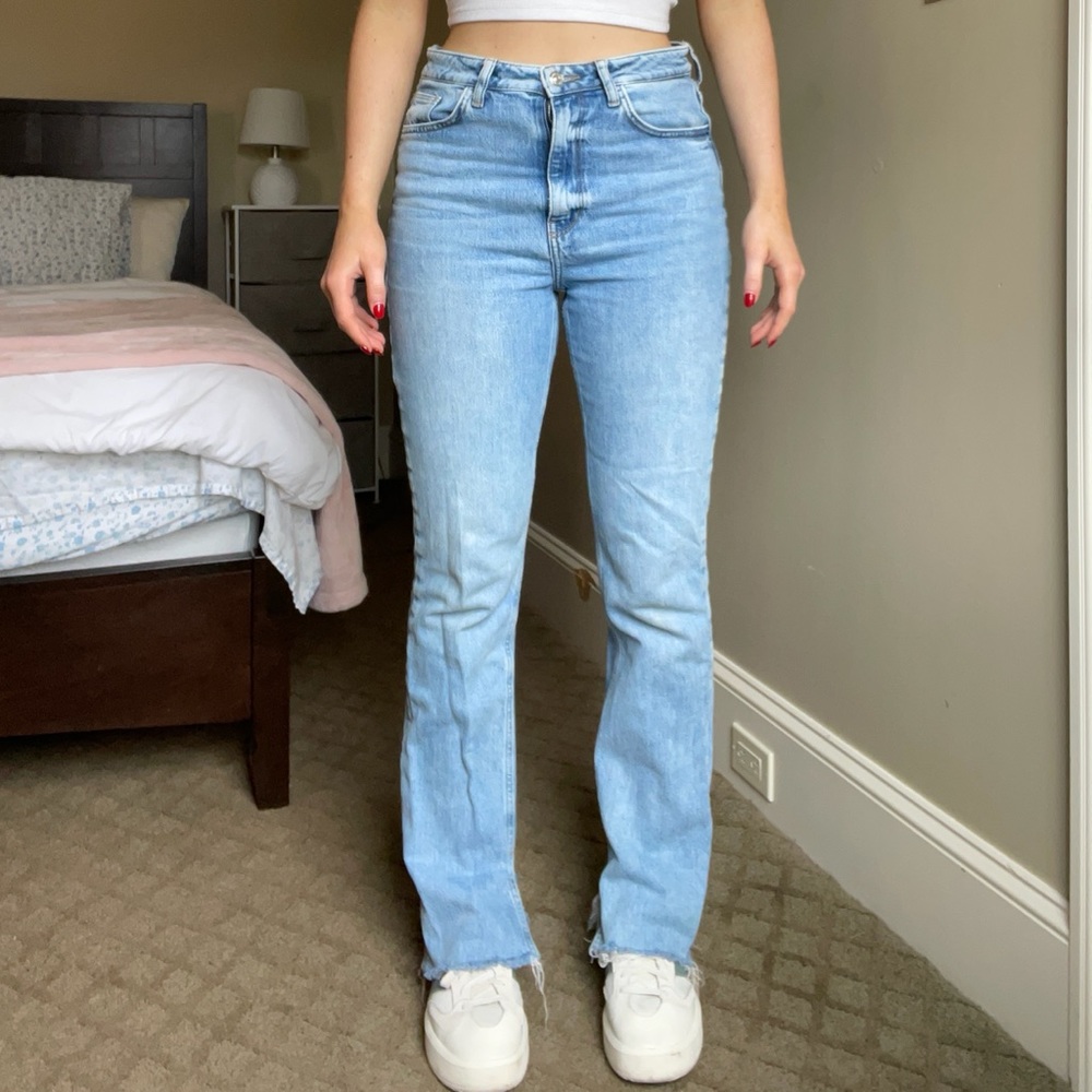 Zara denim mid wash jeans. Split hem. Size US 6 Europe 38. Super flattering!